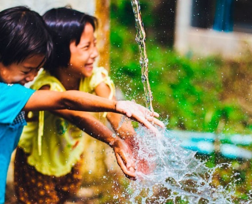 niños con agua